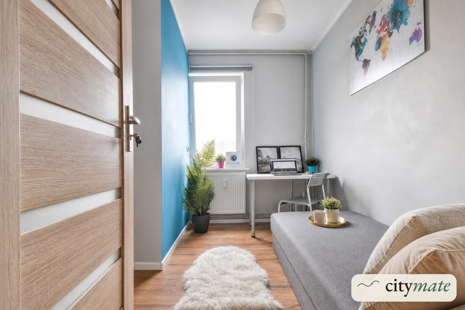 Pokój 10 m² z biurkiem i łóżkiem dziennym