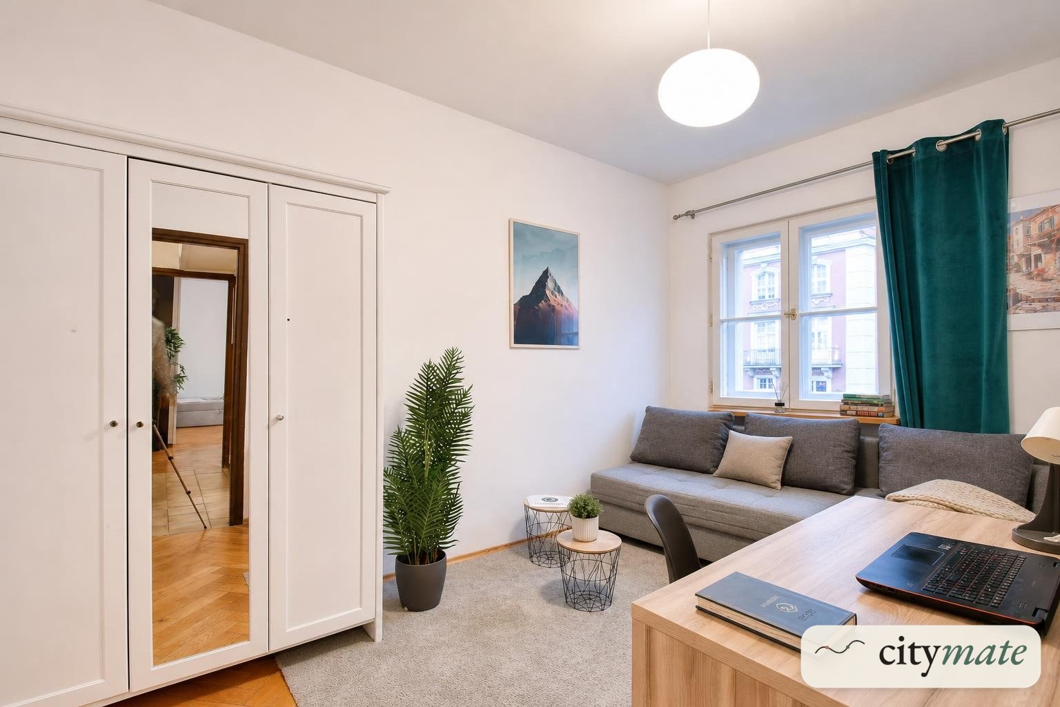 Room 16 m² with a desk and a wardrobe with a mirror