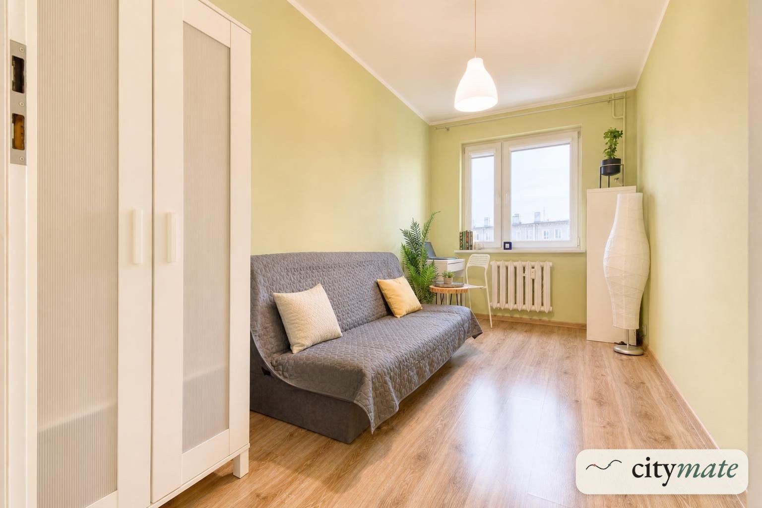 Pokój 15 m² z dużym oknem i biurkiem