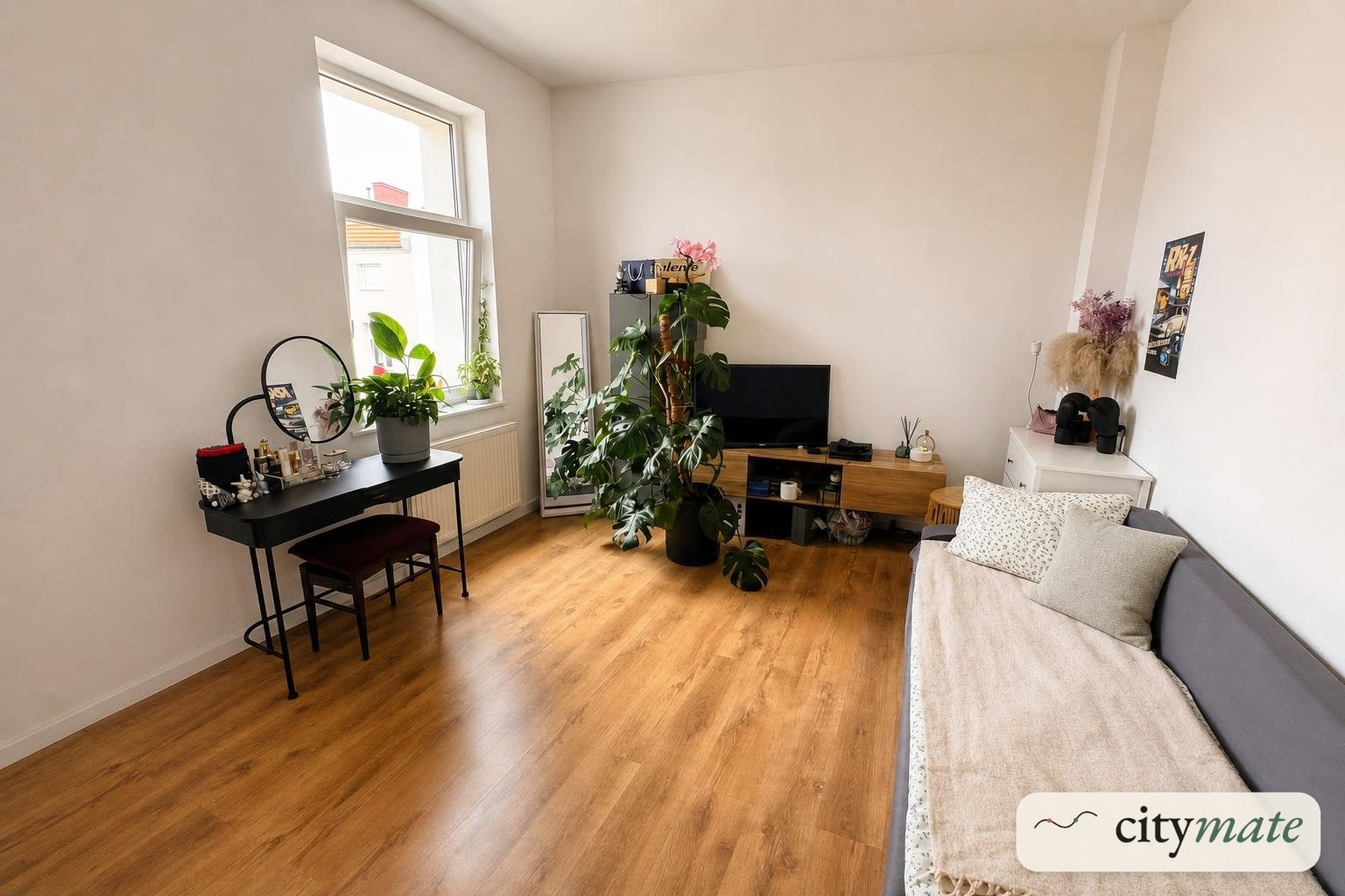 Kawalerka 28 m² z biurkiem do pracy i pralką