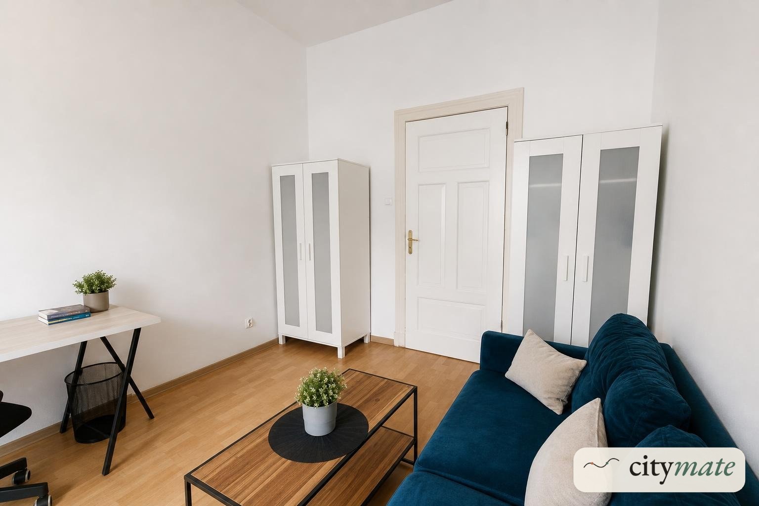 Room 18 m² with a desk and a wardrobe for storage